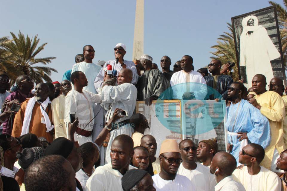 Manifestation anti-Jeune Afrique  à la mosquée Massalikul Jinane  à Dakar (images)