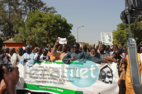 Manifestation anti-Jeune Afrique  à la mosquée Massalikul Jinane  à Dakar (images)