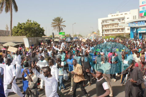 Manifestation anti-Jeune Afrique  à la mosquée Massalikul Jinane  à Dakar (images)