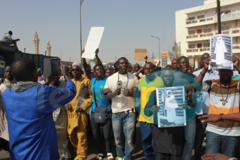 Manifestation anti-Jeune Afrique  à la mosquée Massalikul Jinane  à Dakar (images)