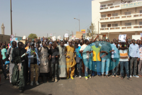 Manifestation anti-Jeune Afrique  à la mosquée Massalikul Jinane  à Dakar (images)