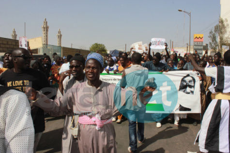 Manifestation anti-Jeune Afrique  à la mosquée Massalikul Jinane  à Dakar (images)