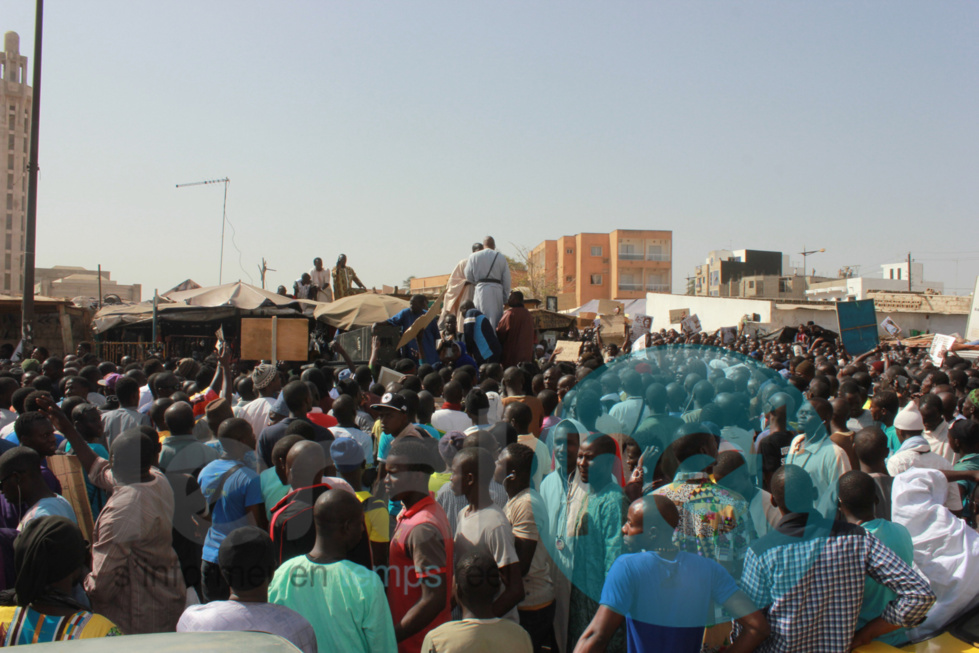 Manifestation anti-Jeune Afrique  à la mosquée Massalikul Jinane  à Dakar (images)