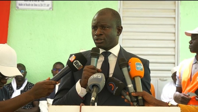 Thiès : Le maire rénove le CEM Cité Lamy et octroie des bourses d’excellence aux meilleurs élèves