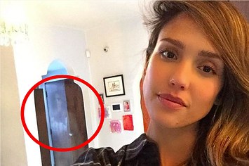 Des gens voient un fantôme sur ce selfie de Jessica Alba