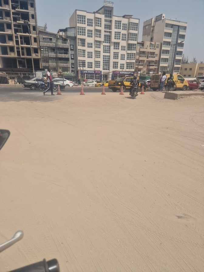 À la sortie de Tally Wally : Les automobilistes pris au piège, entre balises, contraventions et…parcours du combattant, jusqu’à Mbao À la sortie de Tally Wally : Les automobilistes pris au piège, entre balises, contraventions et…parcours du combattant, jusqu’à Mbao