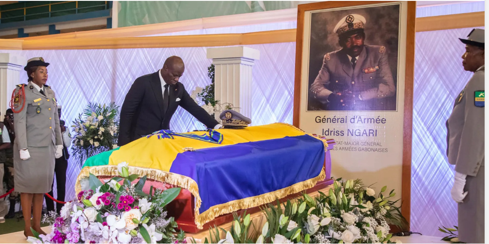 Le Chef de l’État gabonais  rend hommage à feu le Général d’Armée Idriss Firmin NGARI