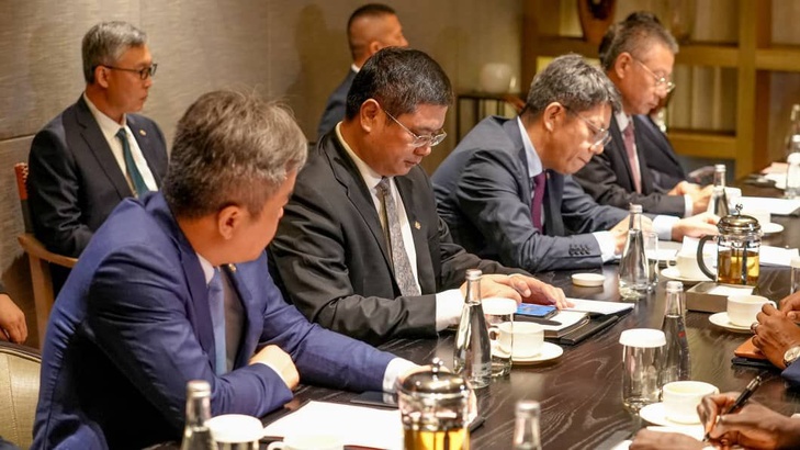 Photos/ Visite en Chine: Le  Premier ministre Ousmane Sonko a reçu à Tianjin, des responsables de la China Communications Construction Company, ce mardi