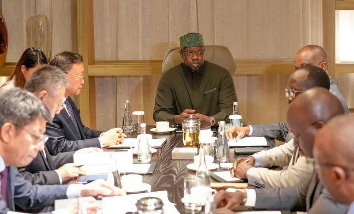 Photos/ Visite en Chine: Le  Premier ministre Ousmane Sonko a reçu à Tianjin, des responsables de la China Communications Construction Company, ce mardi