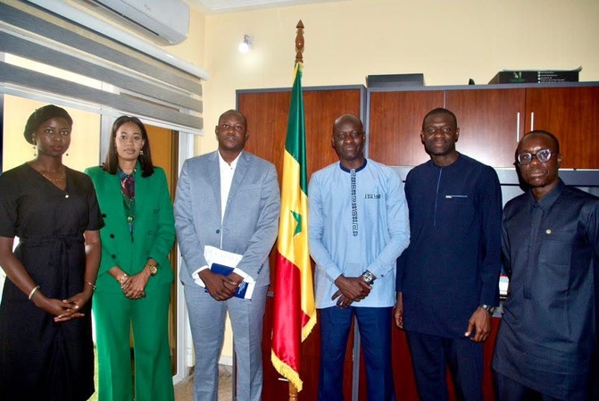 Abass Fall, ministre du Travail, de l’Emploi et des Relations avec les Institutions, a reçu le directeur du Centre National de Qualification Professionnelle et son équipe