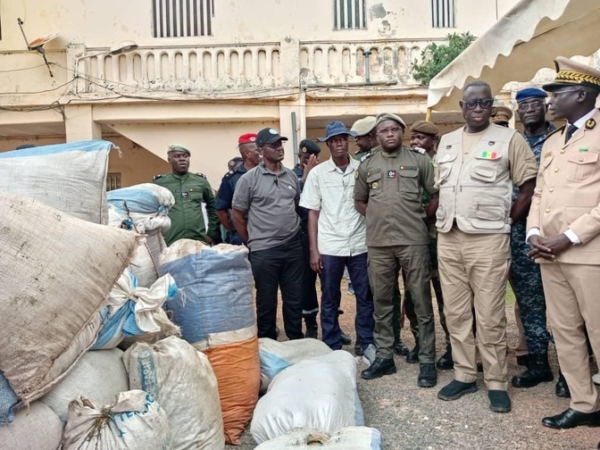Photos / Lutte contre le faux-monnayage et le trafic illicite: Des billets noirs d’une contrevaleur de près de 1 milliard 123 millions en francs Cfa saisis à Ziguinchor
