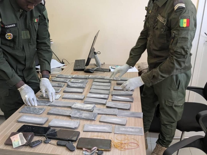 Photos / Lutte contre le faux-monnayage et le trafic illicite: Des billets noirs d’une contrevaleur de près de 1 milliard 123 millions en francs Cfa saisis à Ziguinchor