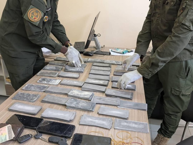 Photos / Lutte contre le faux-monnayage et le trafic illicite: Des billets noirs d’une contrevaleur de près de 1 milliard 123 millions en francs Cfa saisis à Ziguinchor