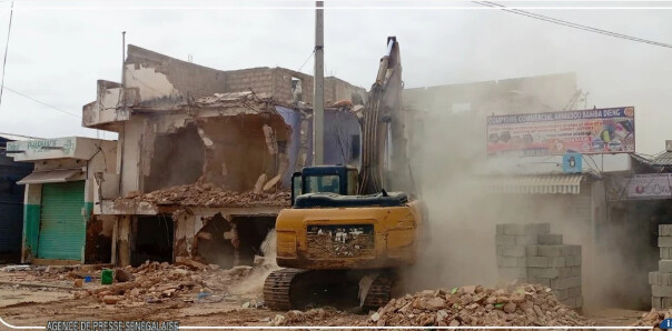 Démolition d’un bâtiment menaçant ruine au marché Ocass de Touba ‎
