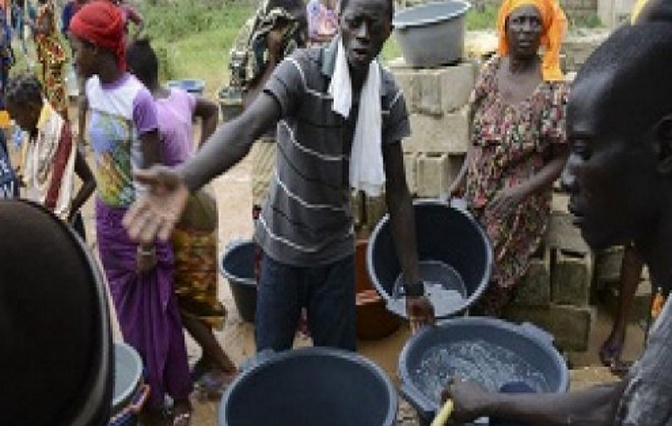 Forage hors service à Hamarabe : 4 km par jour pour s’approvisionner, la survie au prix de la marche et de l’eau boueuse
