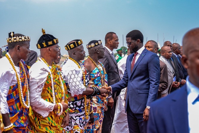Bassirou Diomaye Faye en visite officielle hier à Lomé : la coopération bilatérale et les enjeux sécuritaires au cœur des échanges Bassirou Diomaye Faye en visite officielle hier à Lomé : la coopération bilatérale et les enjeux sécuritaires au cœur des échanges