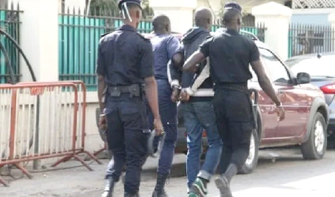 Vol avec violence : une plainte aboutit à une arrestation à Grand Yoff