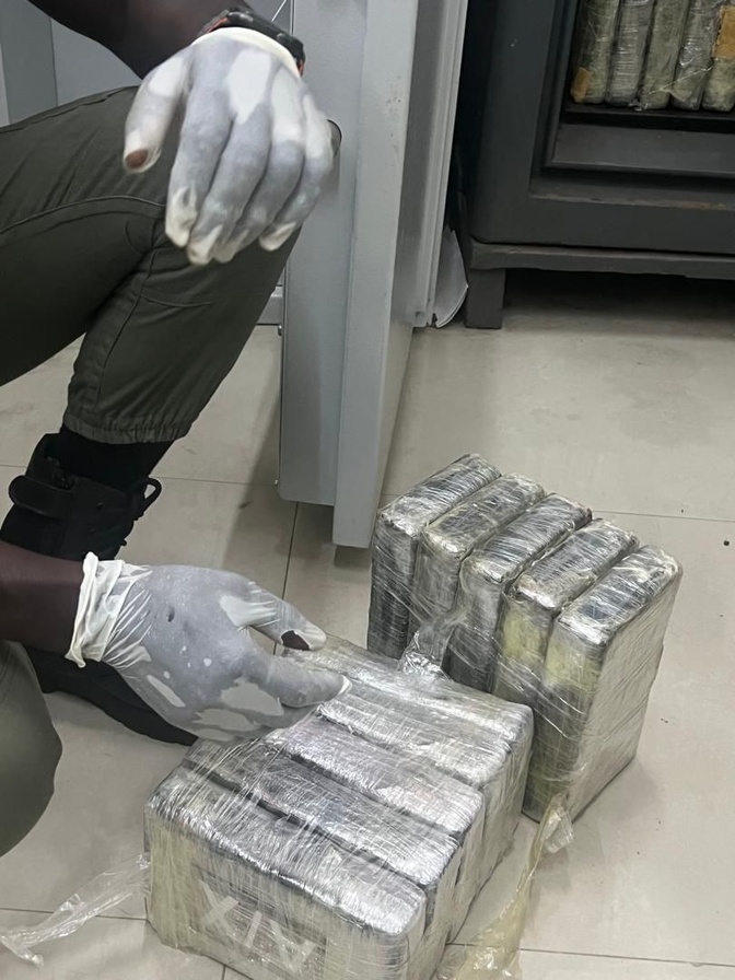 Cité Noflaye de Rufisque : Une opération combinée des Douanes sénégalaises et de la Gendarmerie nationale, a abouti à la saisie de 643 paquets de cocaïne, ce lundi Cité Noflaye de Rufisque : Une opération combinée des Douanes sénégalaises et de la Gendarmerie nationale, a abouti à la saisie de 643 paquets de cocaïne, ce lundi