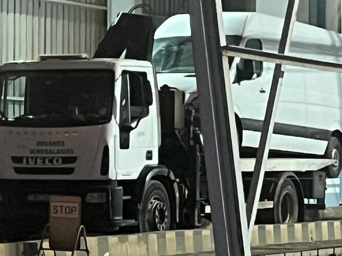 Cité Noflaye de Rufisque : Une opération combinée des Douanes sénégalaises et de la Gendarmerie nationale, a abouti à la saisie de 643 paquets de cocaïne, ce lundi Cité Noflaye de Rufisque : Une opération combinée des Douanes sénégalaises et de la Gendarmerie nationale, a abouti à la saisie de 643 paquets de cocaïne, ce lundi