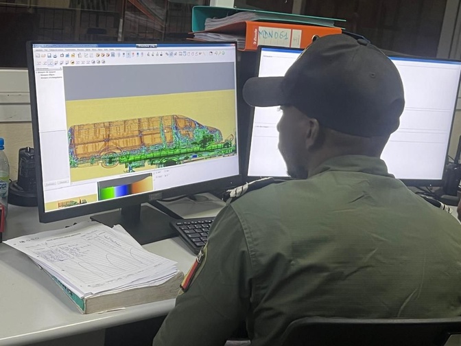 Cité Noflaye de Rufisque : Une opération combinée des Douanes sénégalaises et de la Gendarmerie nationale, a abouti à la saisie de 643 paquets de cocaïne, ce lundi Cité Noflaye de Rufisque : Une opération combinée des Douanes sénégalaises et de la Gendarmerie nationale, a abouti à la saisie de 643 paquets de cocaïne, ce lundi