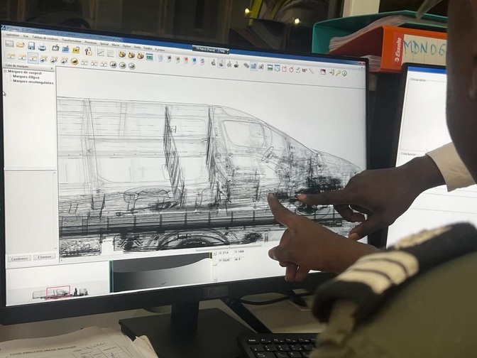 Cité Noflaye de Rufisque : Une opération combinée des Douanes sénégalaises et de la Gendarmerie nationale, a abouti à la saisie de 643 paquets de cocaïne, ce lundi Cité Noflaye de Rufisque : Une opération combinée des Douanes sénégalaises et de la Gendarmerie nationale, a abouti à la saisie de 643 paquets de cocaïne, ce lundi