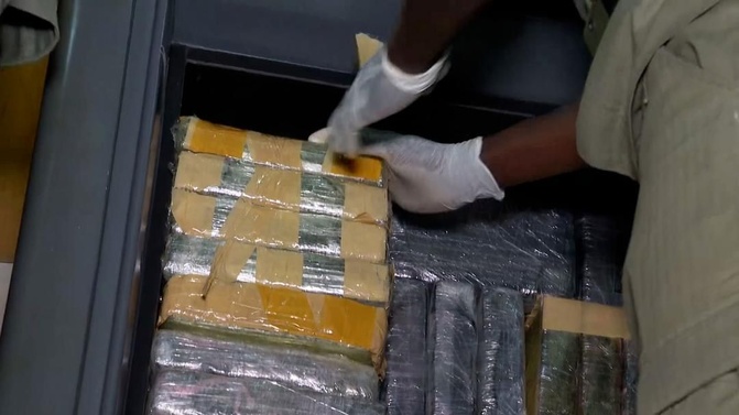 Cité Noflaye de Rufisque : Une opération combinée des Douanes sénégalaises et de la Gendarmerie nationale, a abouti à la saisie de 643 paquets de cocaïne, ce lundi Cité Noflaye de Rufisque : Une opération combinée des Douanes sénégalaises et de la Gendarmerie nationale, a abouti à la saisie de 643 paquets de cocaïne, ce lundi