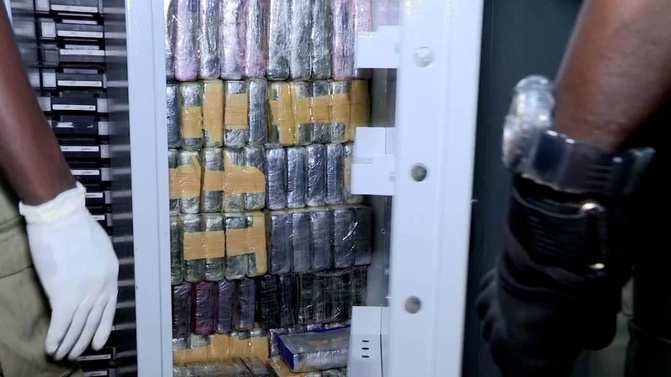 Cité Noflaye de Rufisque : Une opération combinée des Douanes sénégalaises et de la Gendarmerie nationale, a abouti à la saisie de 643 paquets de cocaïne, ce lundi Cité Noflaye de Rufisque : Une opération combinée des Douanes sénégalaises et de la Gendarmerie nationale, a abouti à la saisie de 643 paquets de cocaïne, ce lundi