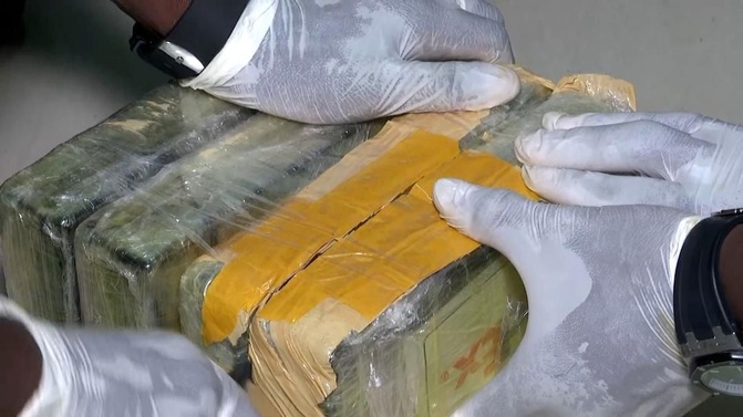 Cité Noflaye de Rufisque : Une opération combinée des Douanes sénégalaises et de la Gendarmerie nationale, a abouti à la saisie de 643 paquets de cocaïne, ce lundi Cité Noflaye de Rufisque : Une opération combinée des Douanes sénégalaises et de la Gendarmerie nationale, a abouti à la saisie de 643 paquets de cocaïne, ce lundi