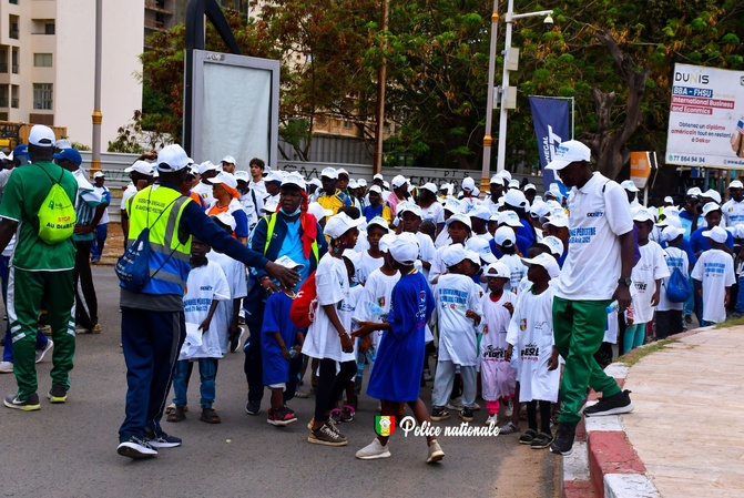 Randonnée citoyenne à Dakar : Sport et cohésion sociale à l’honneur, police et population marchent pour le vivre-ensemble