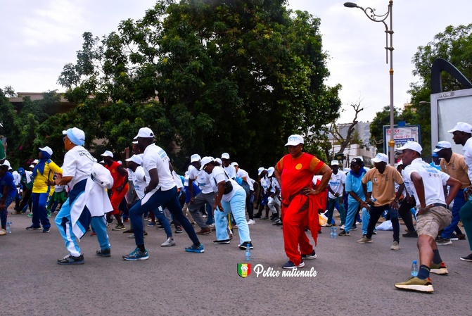 Randonnée citoyenne à Dakar : Sport et cohésion sociale à l’honneur, police et population marchent pour le vivre-ensemble