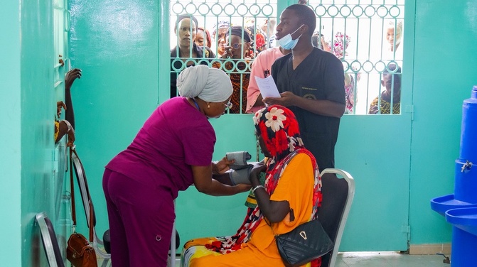 Santé : Absa Faye, la Première Dame salue la réussite d’une campagne médicale à Touba