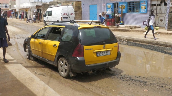 Tivaouane Peulh : une route laissée à l’abandon depuis deux ans, la population étouffe dans la poussière