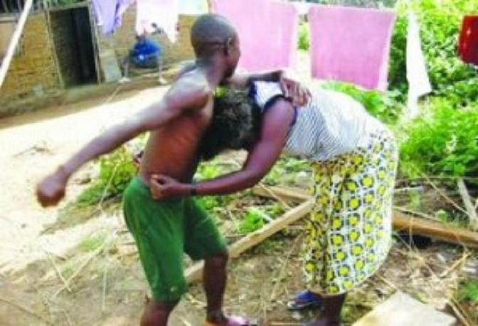 Tentative d’assassinat à Kédougou : un mari attaque sa femme au couteau