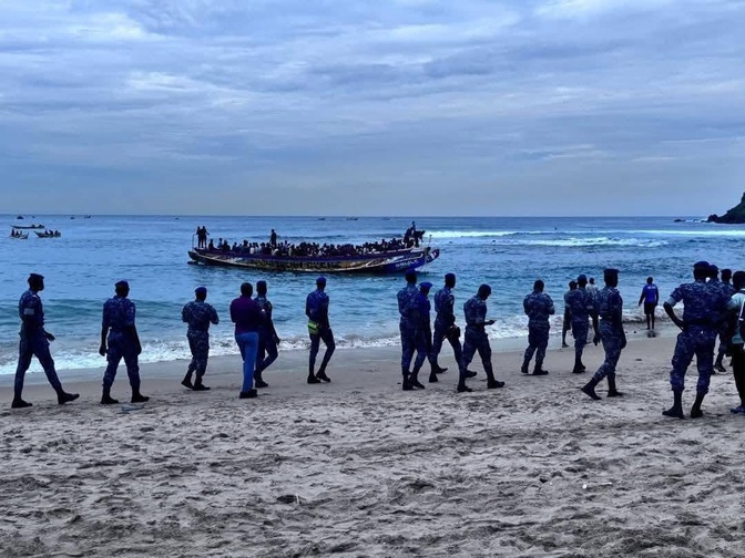 Ouakam : Une pirogue interceptée avec plus de 100 migrants à bord, par la Gendarmerie Ouakam : Une pirogue interceptée avec plus de 100 migrants à bord, par la Gendarmerie