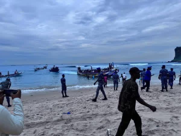 Ouakam : Une pirogue interceptée avec plus de 100 migrants à bord, par la Gendarmerie Ouakam : Une pirogue interceptée avec plus de 100 migrants à bord, par la Gendarmerie