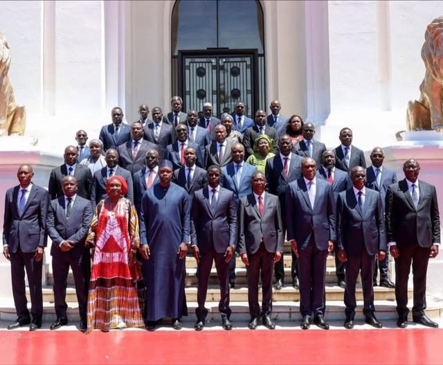 Photo officielle des membres du nouveau gouvernement prise à l’issue du Conseil des ministres du 17 septembre 2025