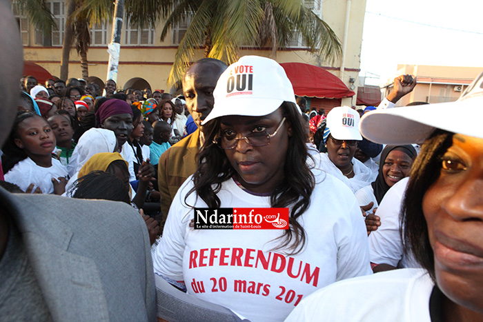 Images - La Première Dame, en bonne militante de l'Apr, à l'accueil de son époux à Saint-Louis