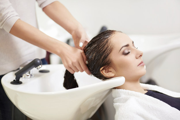 Voici pourquoi cette femme a fait un AVC chez le coiffeur