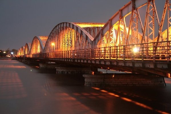 Vidéo - Incroyable : Un bus se coince sur le Pont Faidherbe. Regardez !