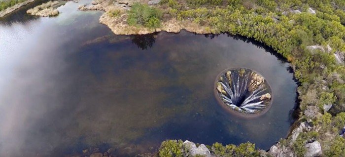 Ce trou géant en plein milieu d'un lac laisse perplexe au premier regard. Mais quel est son secret ?