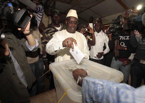 Macky Sall invite les Sénégalais à se remettre au travail après le référendum