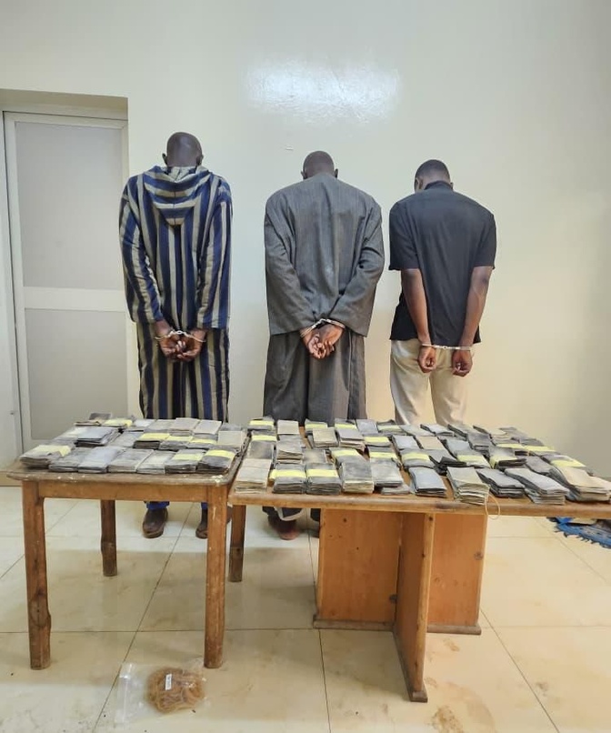 Douanes : Saisie de billets noirs à Dakar et de faux médicaments à Koungheul Douanes : Saisie de billets noirs à Dakar et de faux médicaments à Koungheul