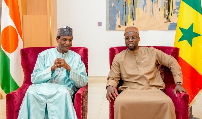 Forum Invest in Sénégal: Ousmane Sonko accueille le Premier ministre nigérien à Dakar Forum Invest in Sénégal: Ousmane Sonko accueille le Premier ministre nigérien à Dakar