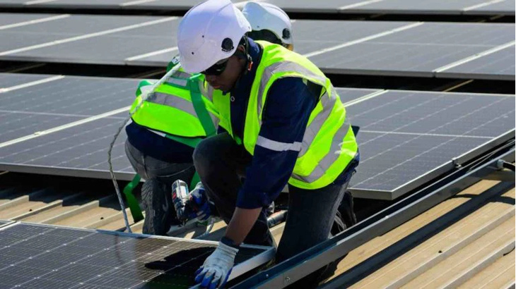Solaire au Sénégal : Fin des “Classe A”, invasion des marques chinoises — pourquoi NRJSOLAIRE est le repère ?