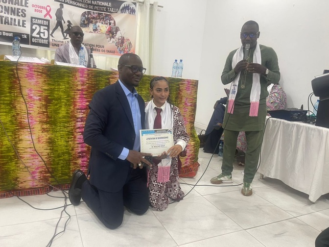 Journée internationale des personnes de petite taille : Talla Sylla salue le geste de Boucar DIOUF, DG de l’action sociale