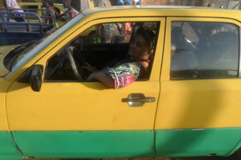 Incroyable mais vrai:  Une Française chauffeur de taxi à Bamako