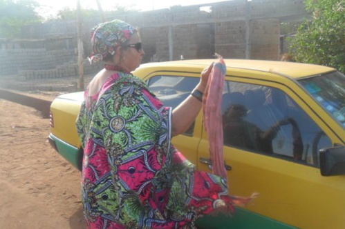 Incroyable mais vrai:  Une Française chauffeur de taxi à Bamako