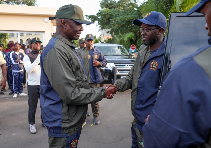 Photos / Au rythme des pas et sous le drapeau national : le Président Bassirou Diomaye Faye et les Forces armées ont célébré une matinée de cohésion et de résilience Photos / Au rythme des pas et sous le drapeau national : le Président Bassirou Diomaye Faye et les Forces armées ont célébré une matinée de cohésion et de résilience