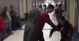 Ce garçon se fait bousculer dans un couloir du lycée. La réaction des élèves m’en a bouché un coin!