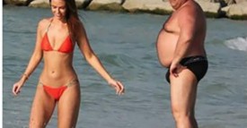 La femme en bikini ne veut pas être regardée. Personne ne pouvait s’imaginer que l’homme poserait ses yeux à cet endroit!